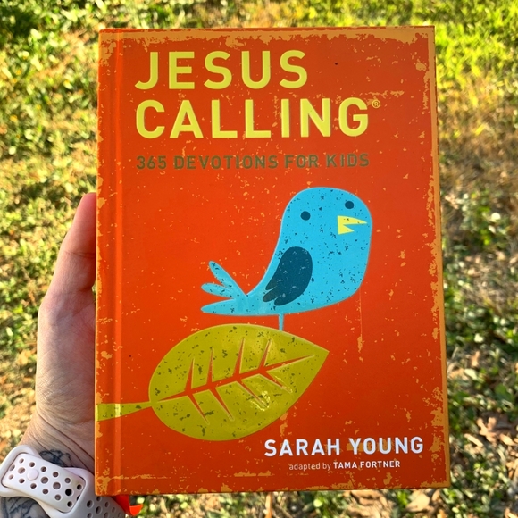 Jesus Calling: 365 Devotionals for Kids by Sarah Young - Picture 1 of 3